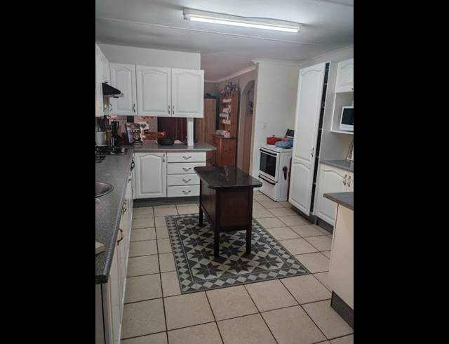 6 BEDROOM HOUSE FOR SALE IN SECUNDA